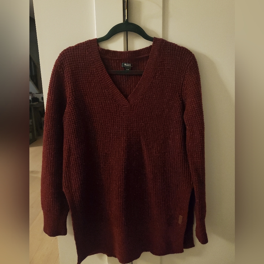 ROOTS- Deep burgundy Red V-Neck Sweater EUC 80%Lambs Wool 20% Nylon Sz.Med.